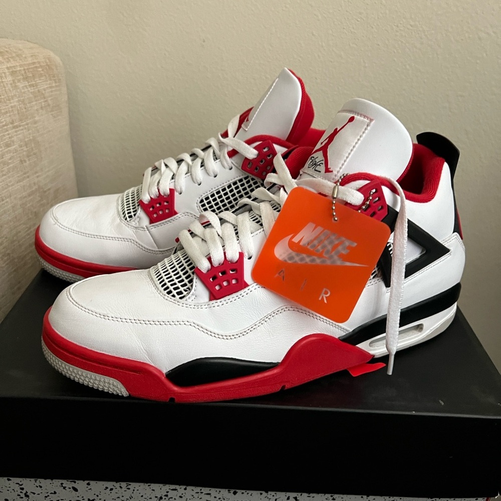 AIR JORDAN 4 RETRO